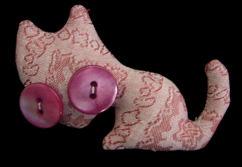luzia b. buttoneye